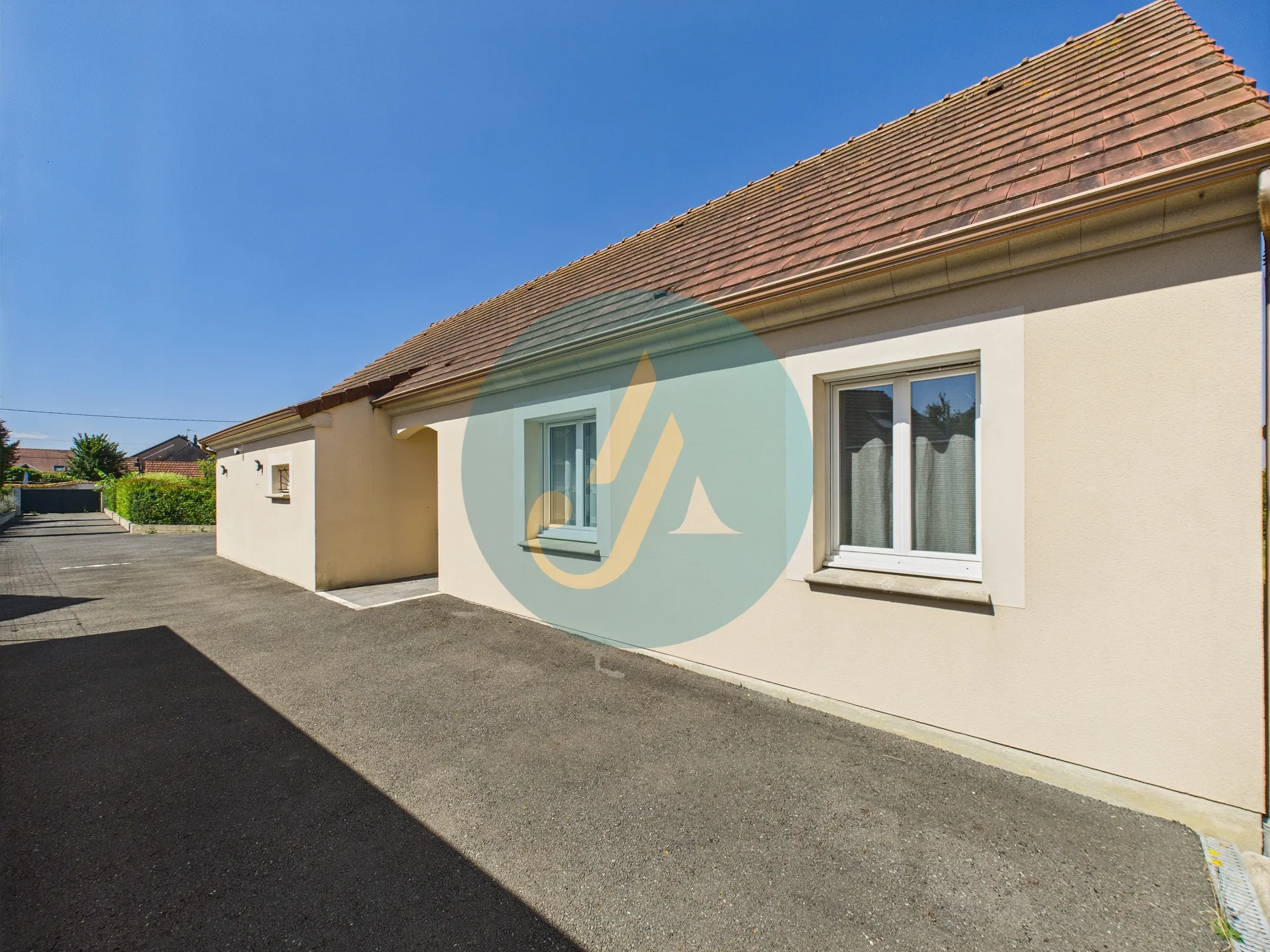 Maison contemporaine de 137 m² à Marzy proche Nevers avec piscine et jardin 