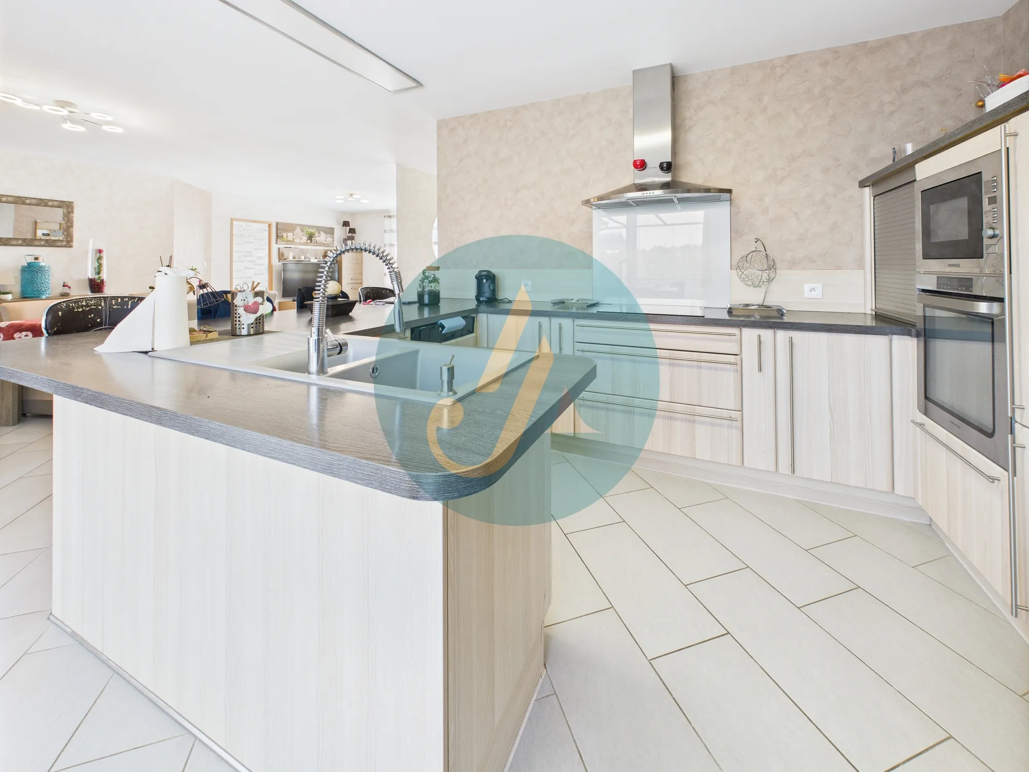 Maison contemporaine de 137 m² à Marzy proche Nevers avec piscine et jardin 