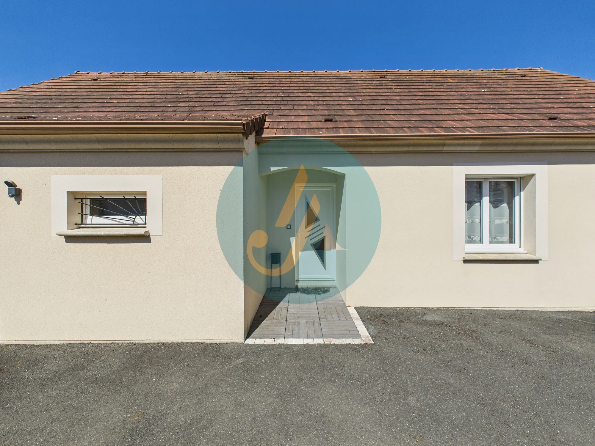 Maison contemporaine de 137 m² à Marzy proche Nevers avec piscine et jardin 