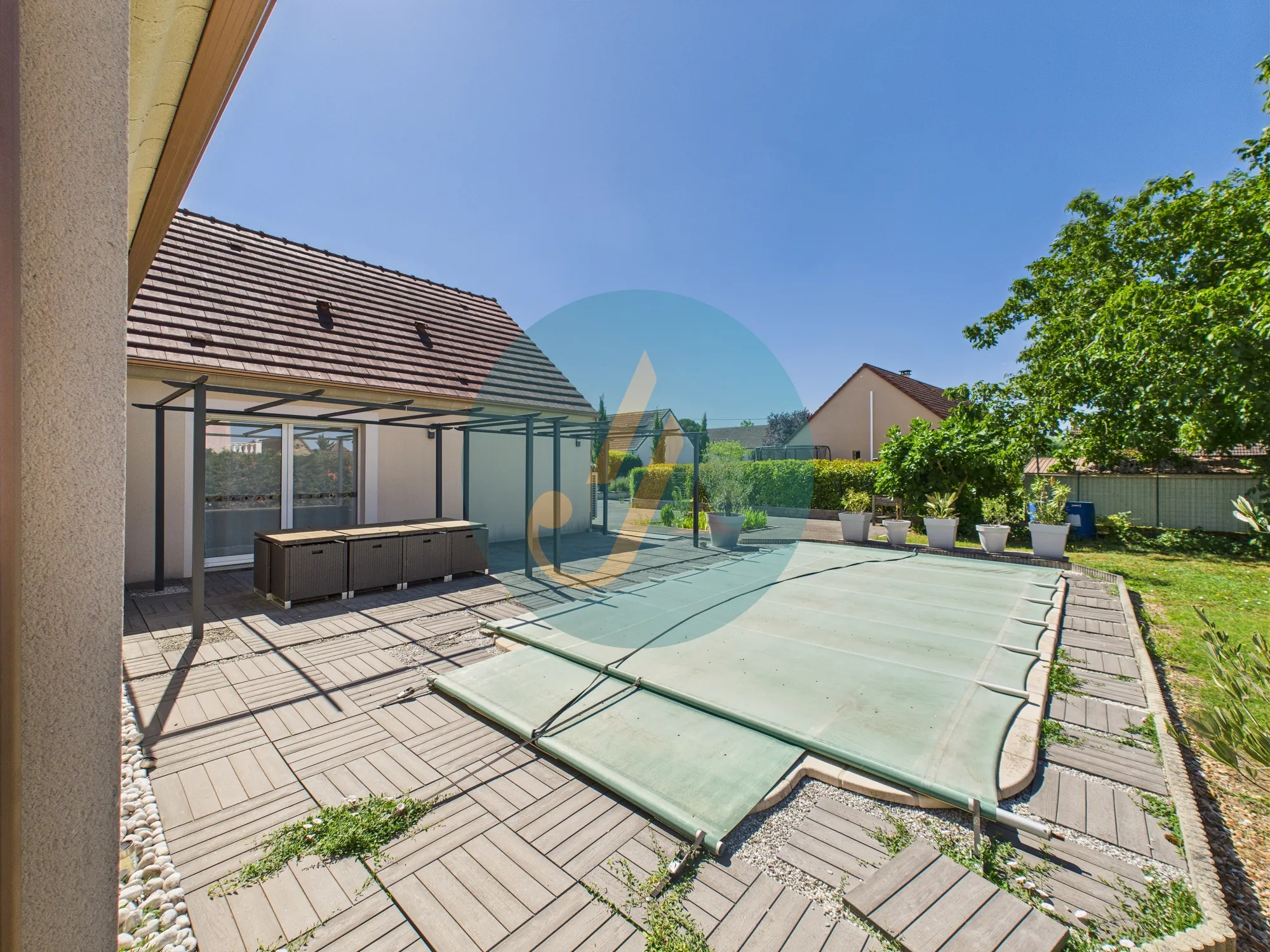 Maison contemporaine de 137 m² à Marzy proche Nevers avec piscine et jardin 