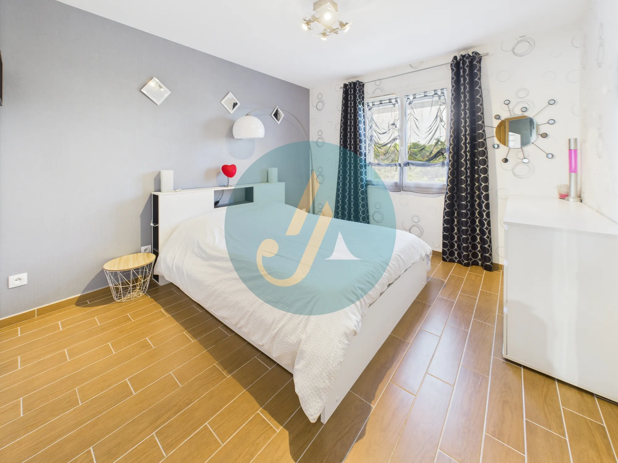 Maison contemporaine de 137 m² à Marzy proche Nevers avec piscine et jardin 