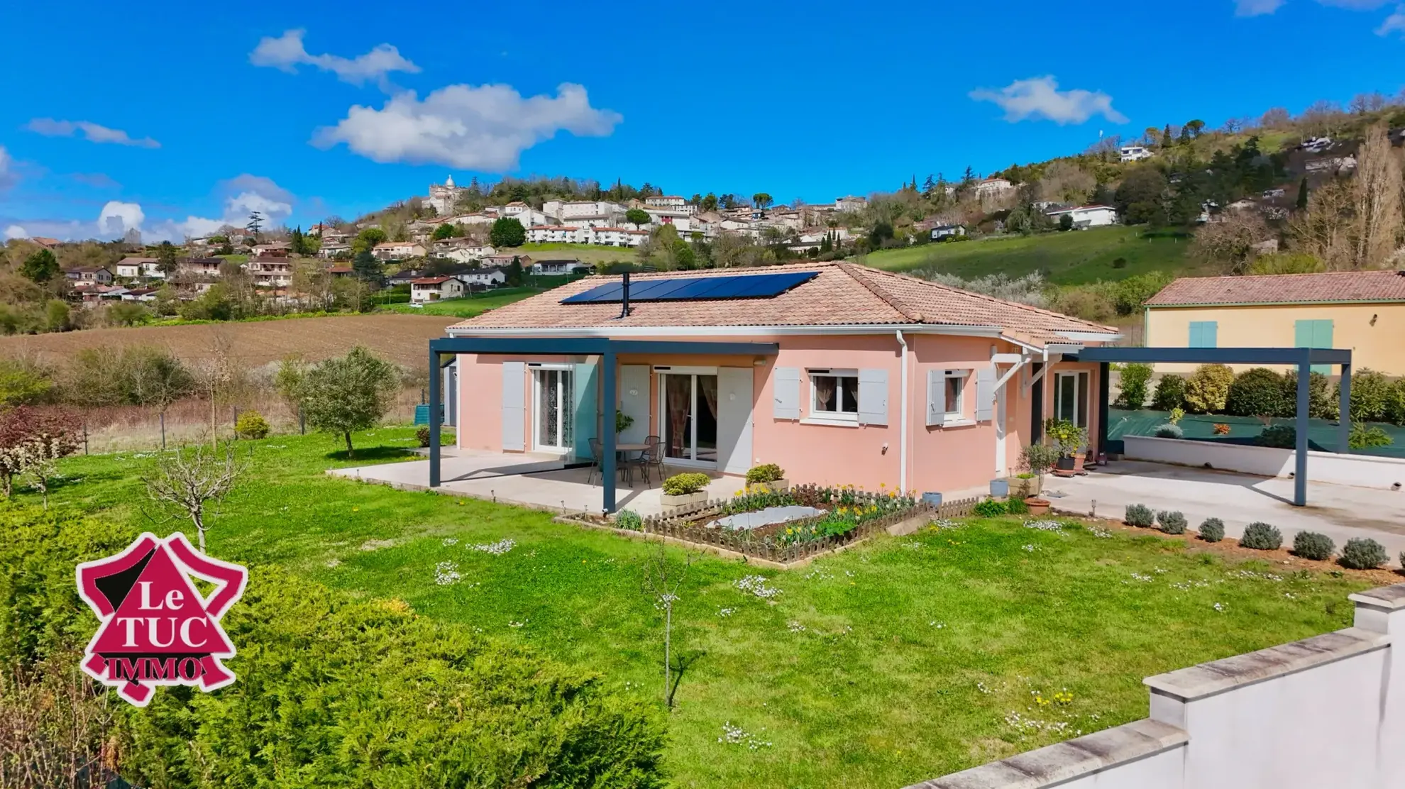 Maison contemporaine avec jardin et panneaux solaires à Penne d’Agenais