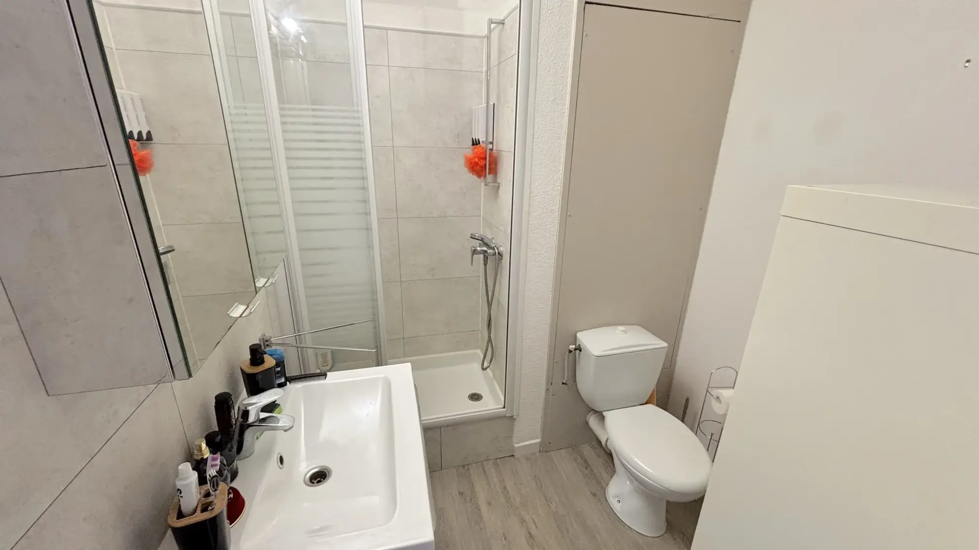 Charmant studio cabine de 29 m² avec terrasse et parking privé à Carnon 