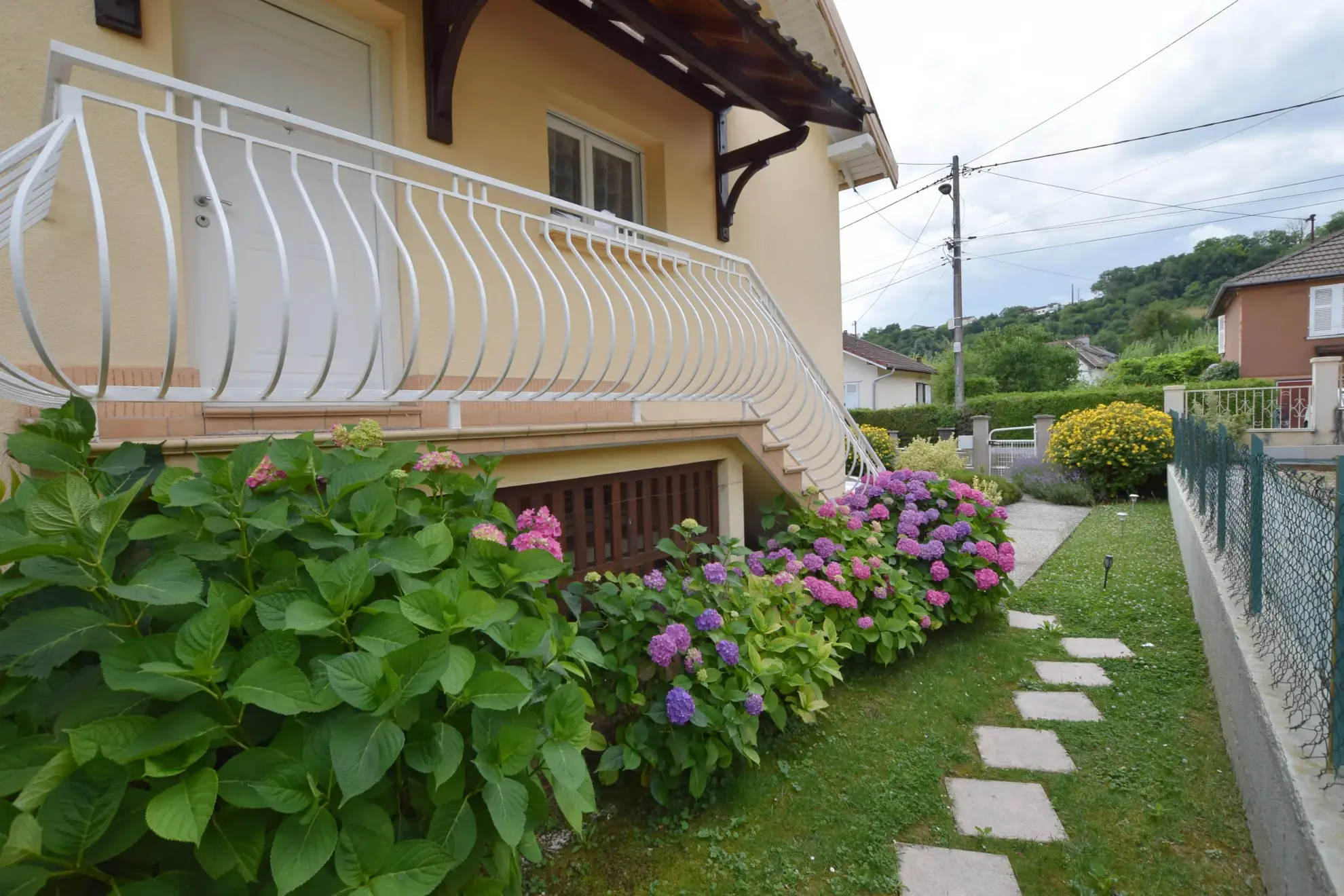 Maison rénovée de 3 chambres avec jardin et garage à Montbéliard