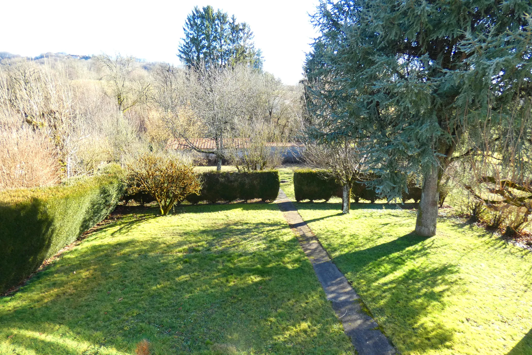 Maison en pierre avec grand terrain à Jussac, proximité commerces et écoles 