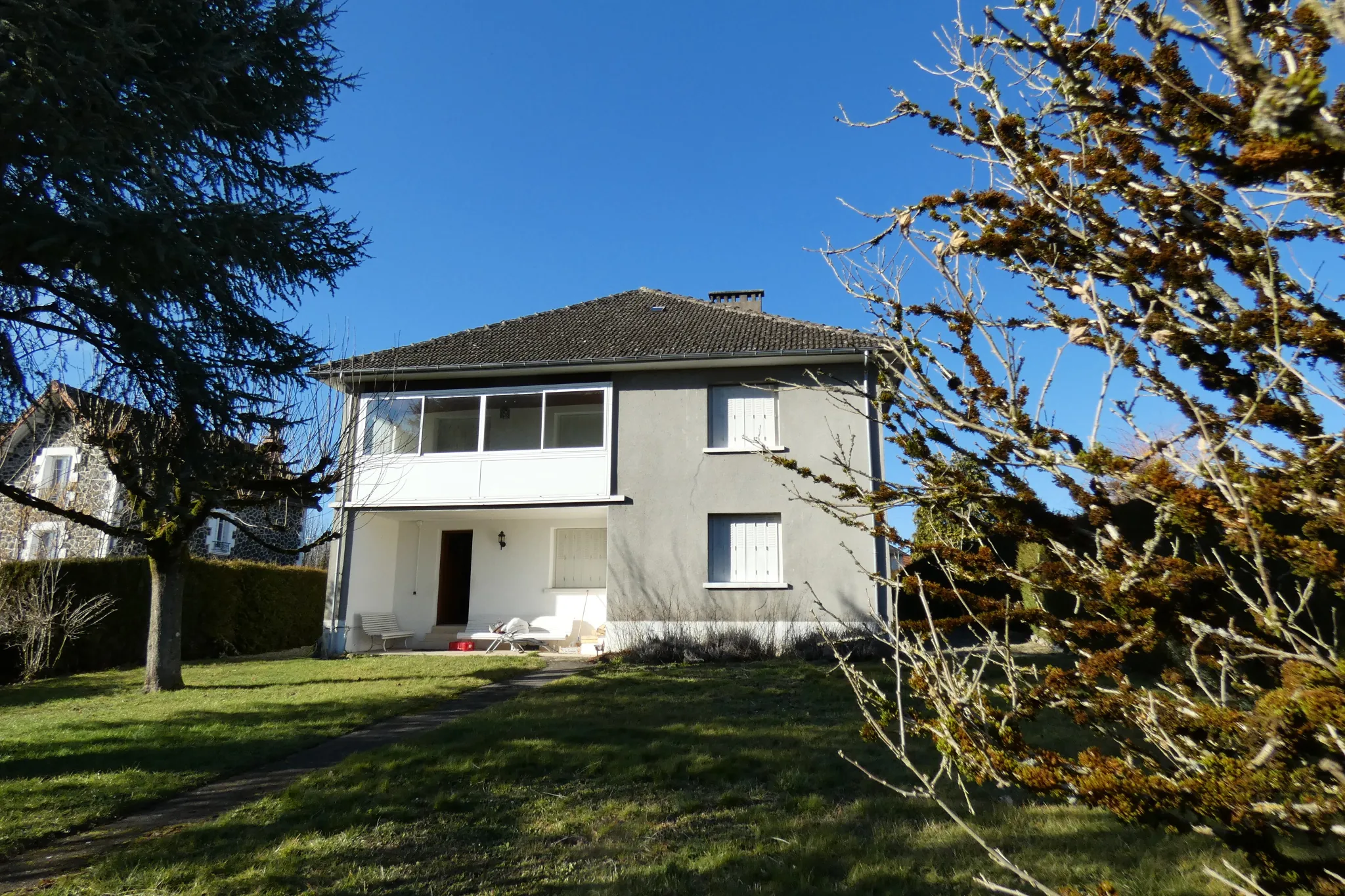 Maison en pierre avec grand terrain à Jussac, proximité commerces et écoles 