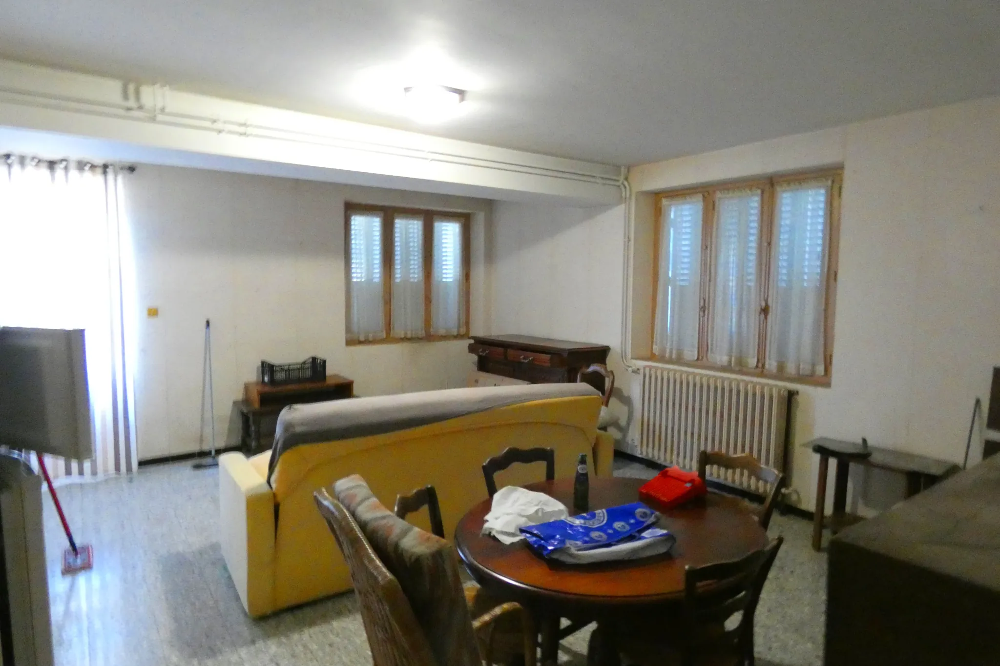 Maison en pierre avec grand terrain à Jussac, proximité commerces et écoles 