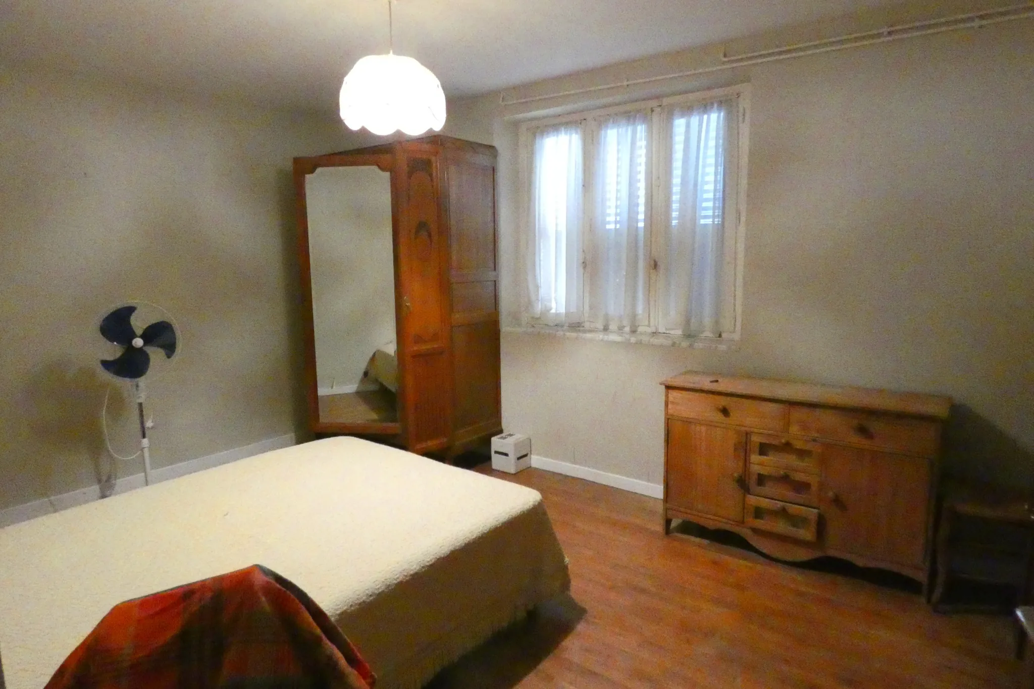 Maison en pierre avec grand terrain à Jussac, proximité commerces et écoles 