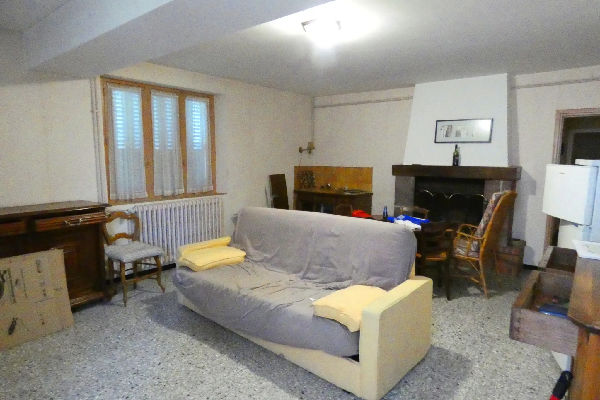 Maison en pierre avec grand terrain à Jussac, proximité commerces et écoles 