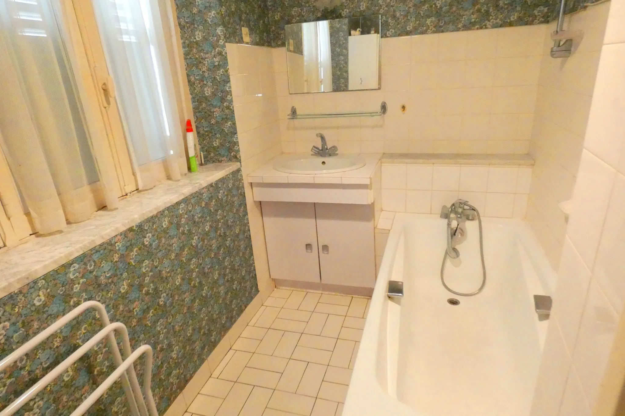 Maison en pierre avec grand terrain à Jussac, proximité commerces et écoles 