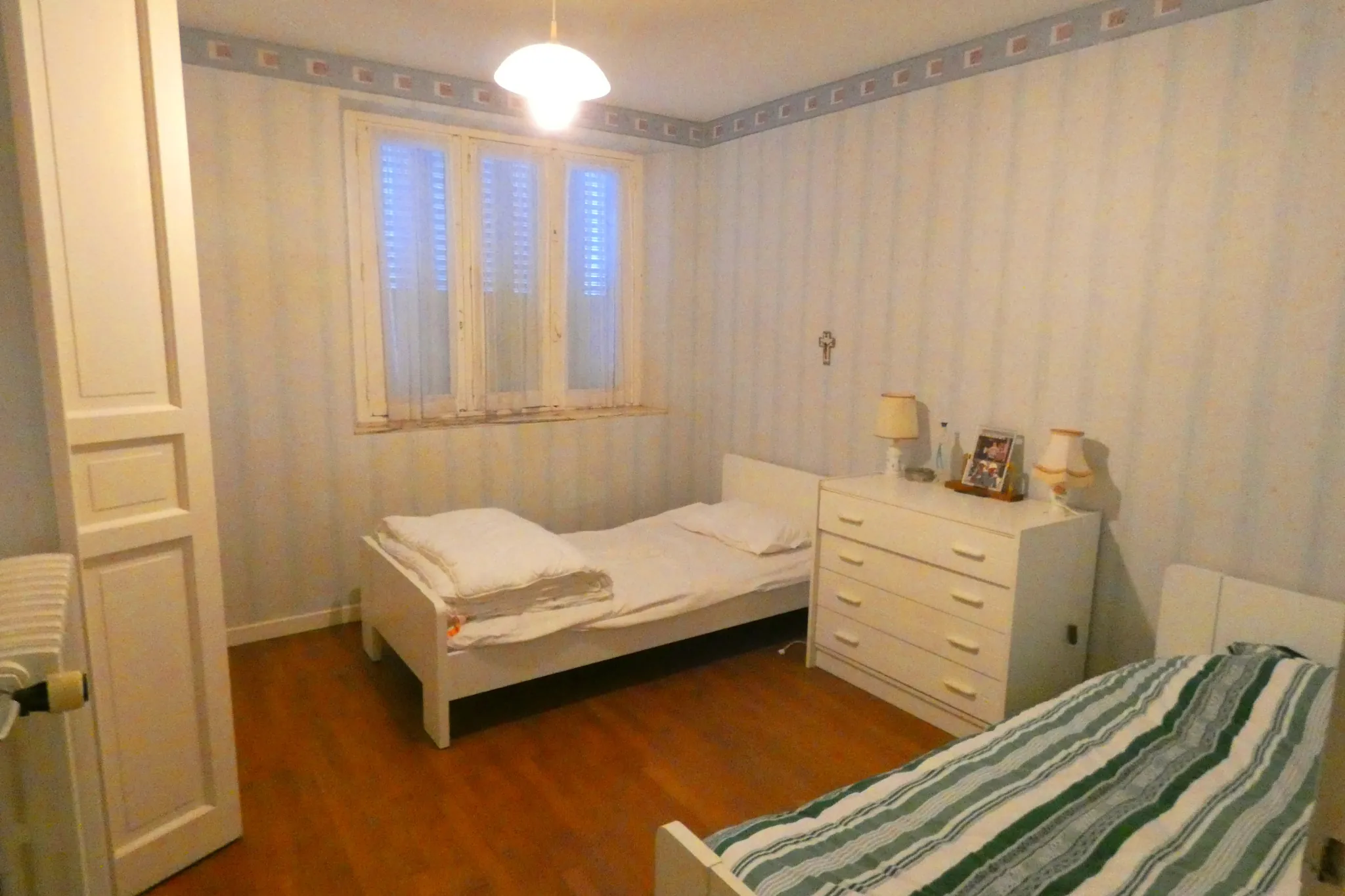 Maison en pierre avec grand terrain à Jussac, proximité commerces et écoles 