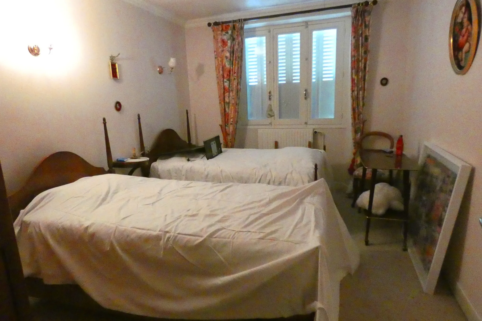 Maison en pierre avec grand terrain à Jussac, proximité commerces et écoles 