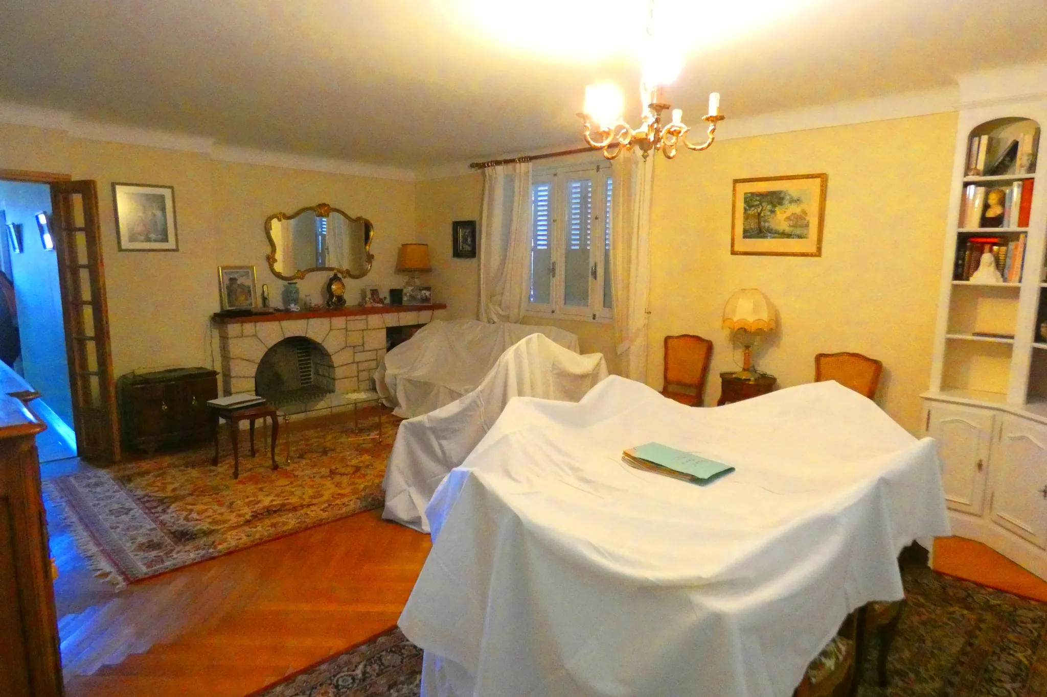 Maison en pierre avec grand terrain à Jussac, proximité commerces et écoles 