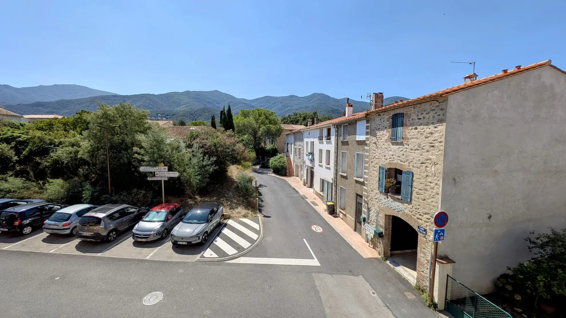 Charmante maison de village rénovée avec terrasse ensoleillée à Villelongue dels monts