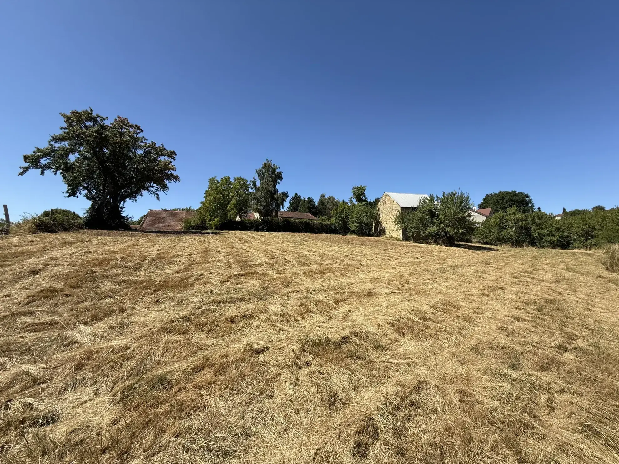 Terrain constructible à Abrest de 2 650 m² avec vue sur la chaîne des Puys 