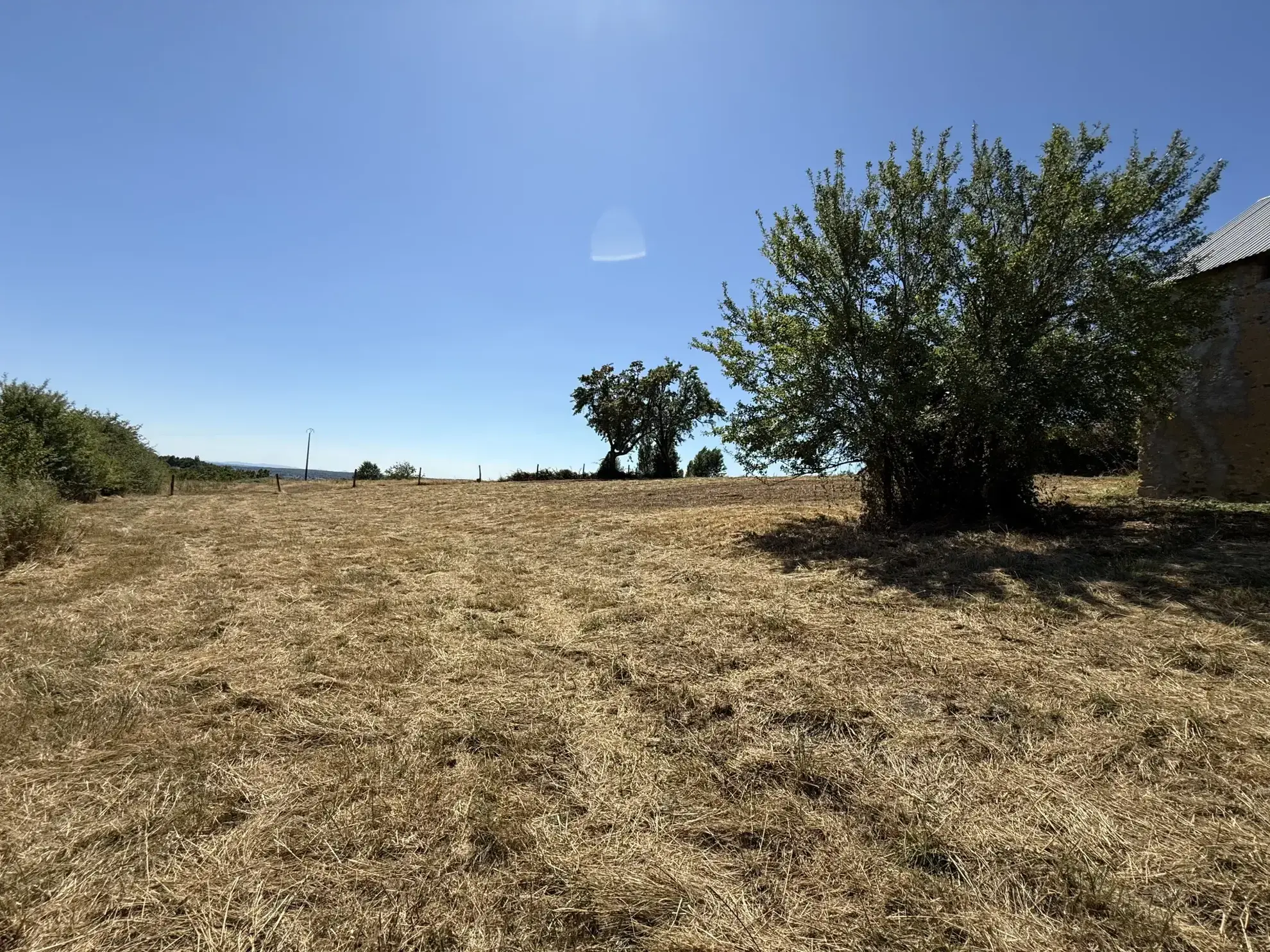 Terrain constructible à Abrest de 2 650 m² avec vue sur la chaîne des Puys