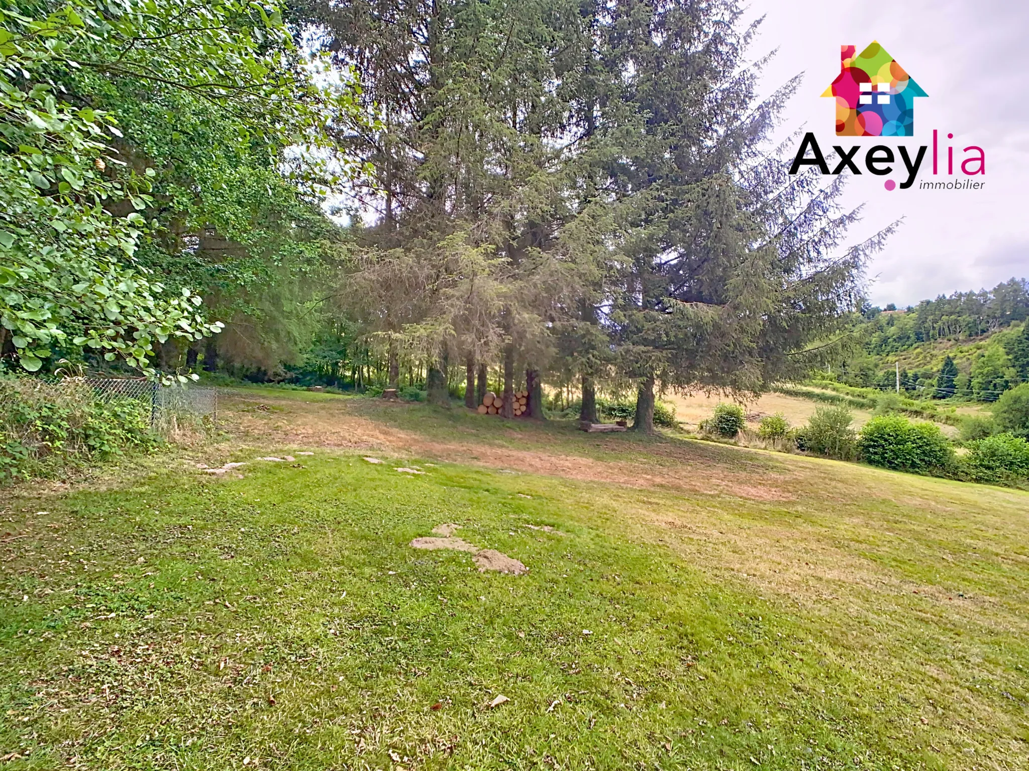 Maison ancienne en pierres avec piscine et grand jardin à Saint-Bonnet-des-Quarts 