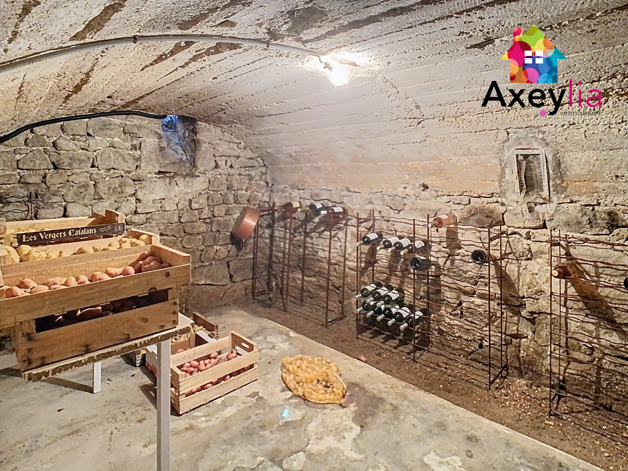 Maison ancienne en pierres avec piscine et grand jardin à Saint-Bonnet-des-Quarts 
