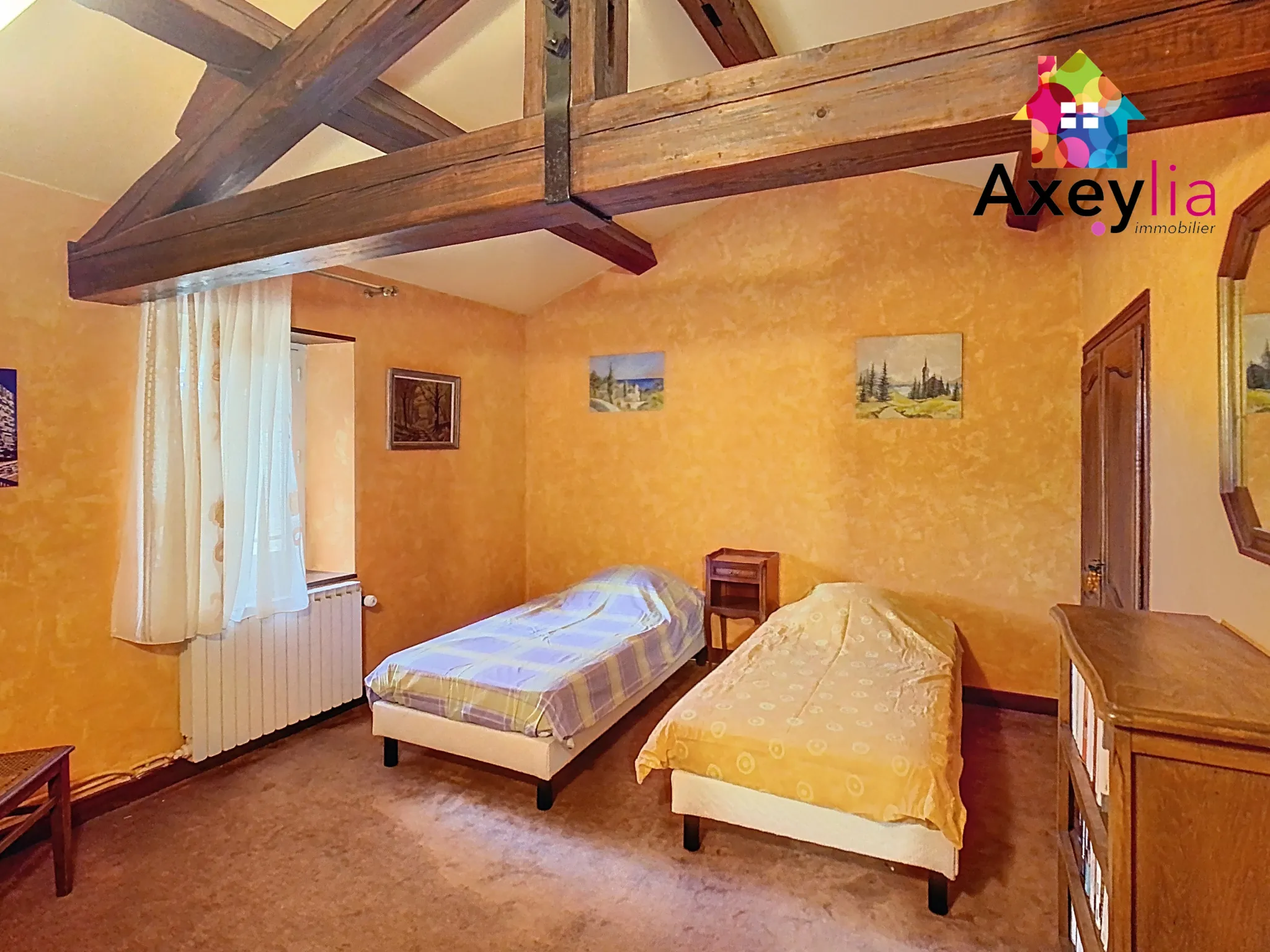 Maison ancienne en pierres avec piscine et grand jardin à Saint-Bonnet-des-Quarts 