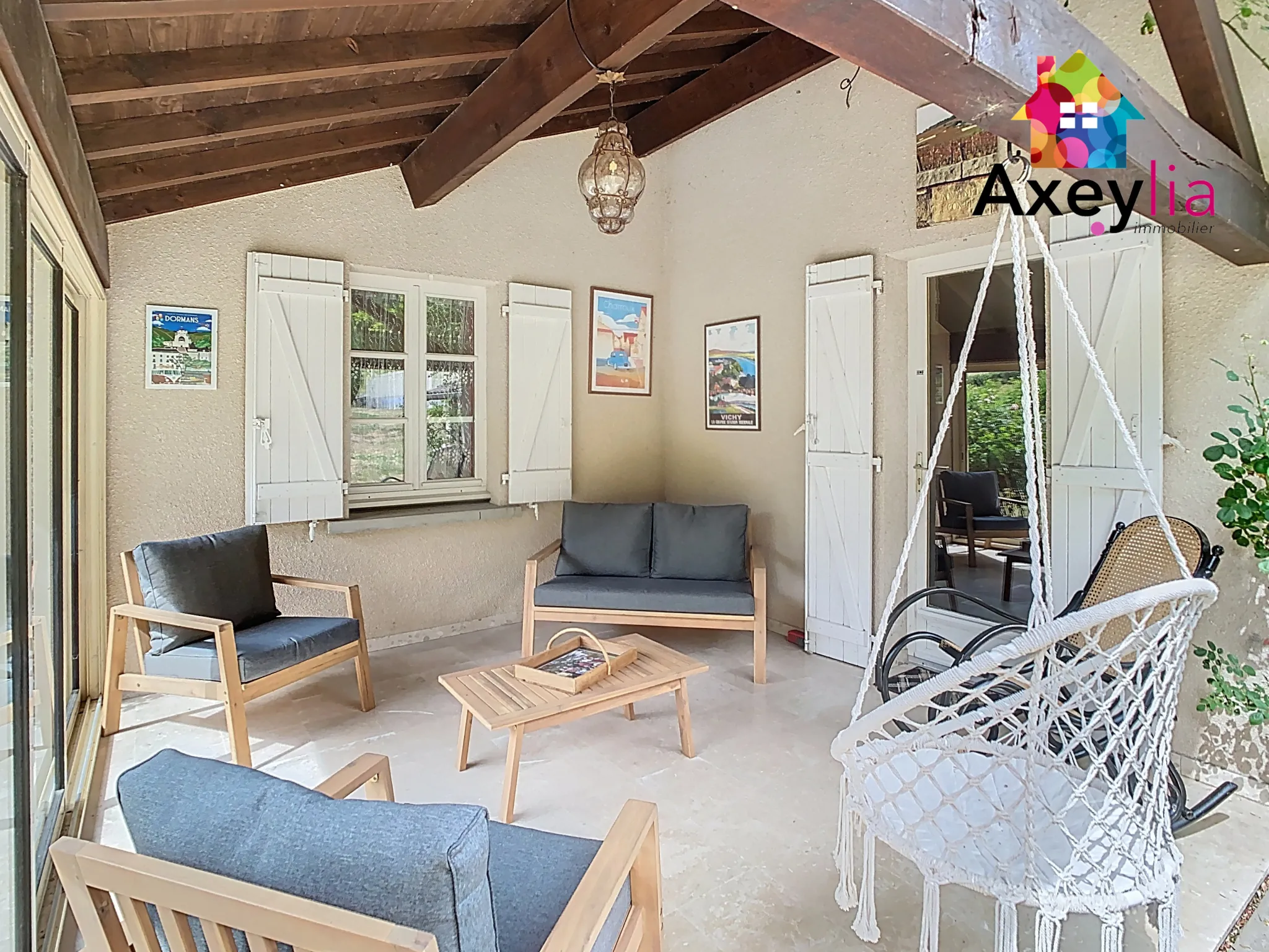 Maison ancienne en pierres avec piscine et grand jardin à Saint-Bonnet-des-Quarts 