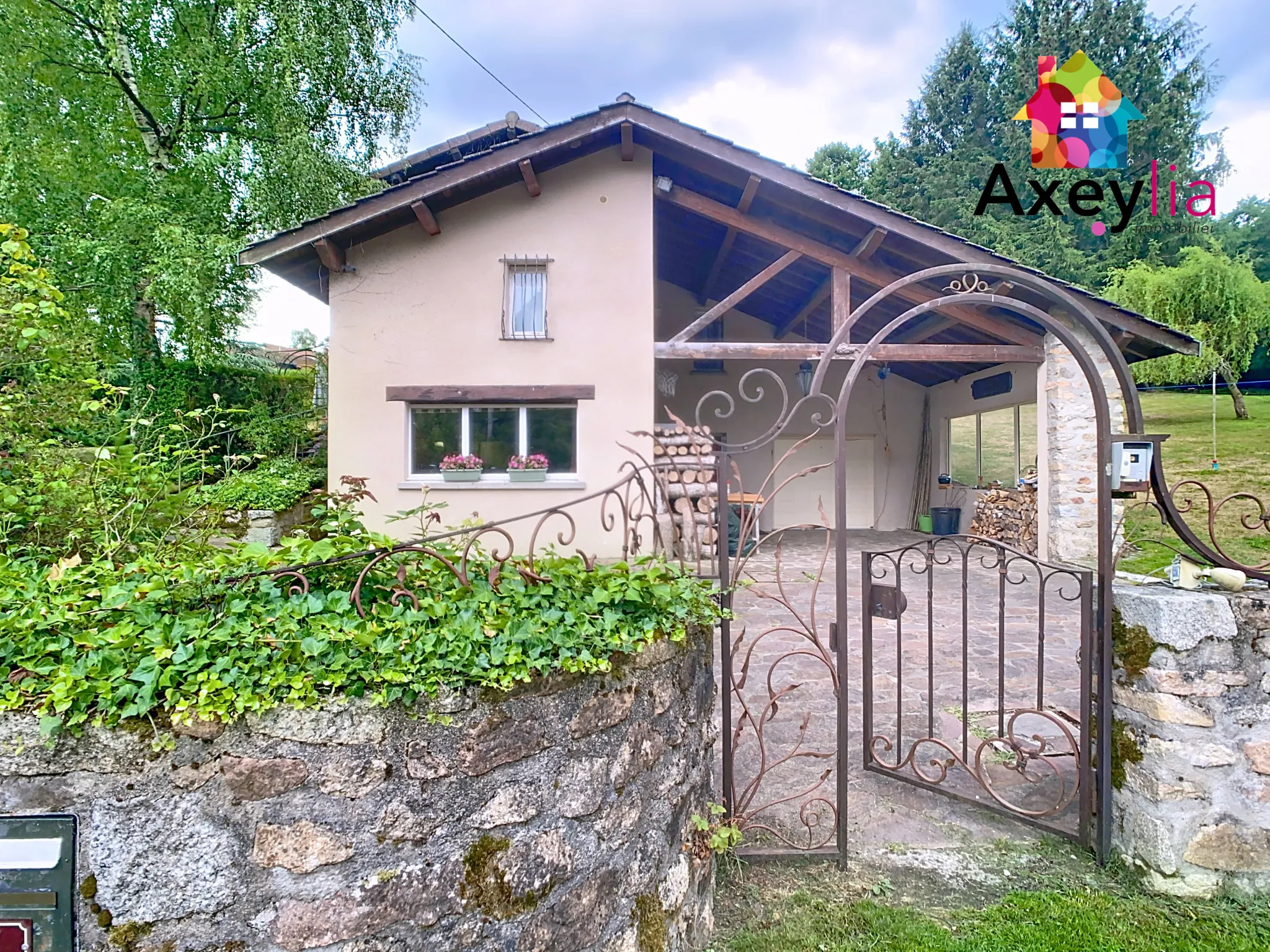Maison ancienne en pierres avec piscine et grand jardin à Saint-Bonnet-des-Quarts 