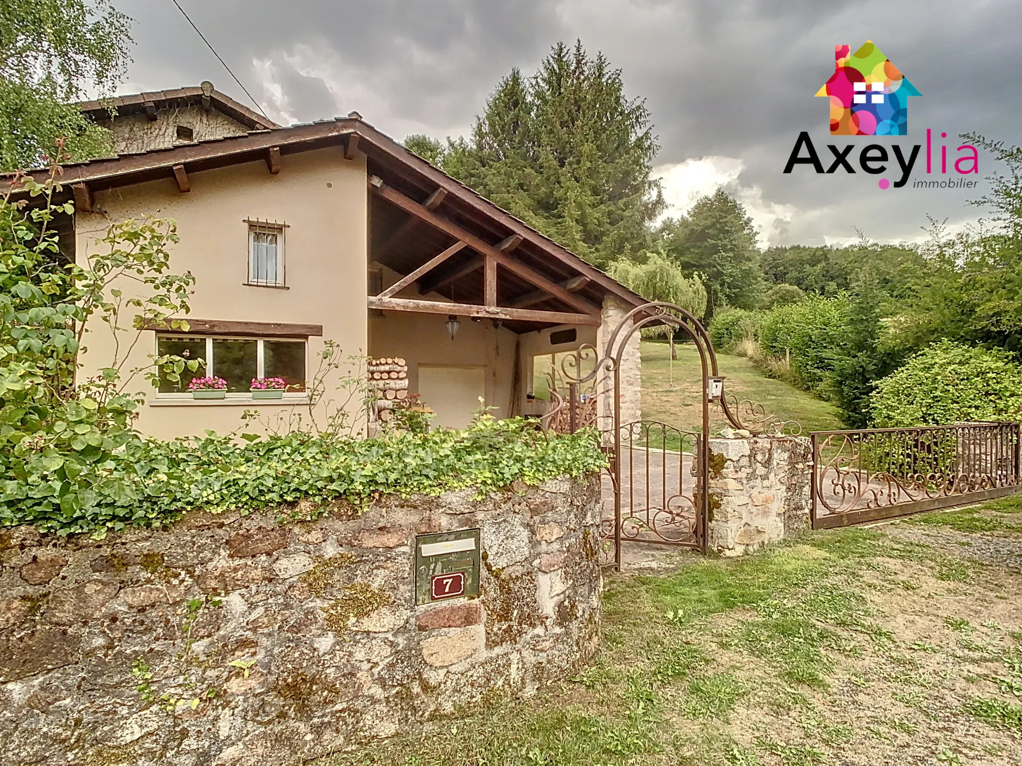 Maison ancienne en pierres avec piscine et grand jardin à Saint-Bonnet-des-Quarts 