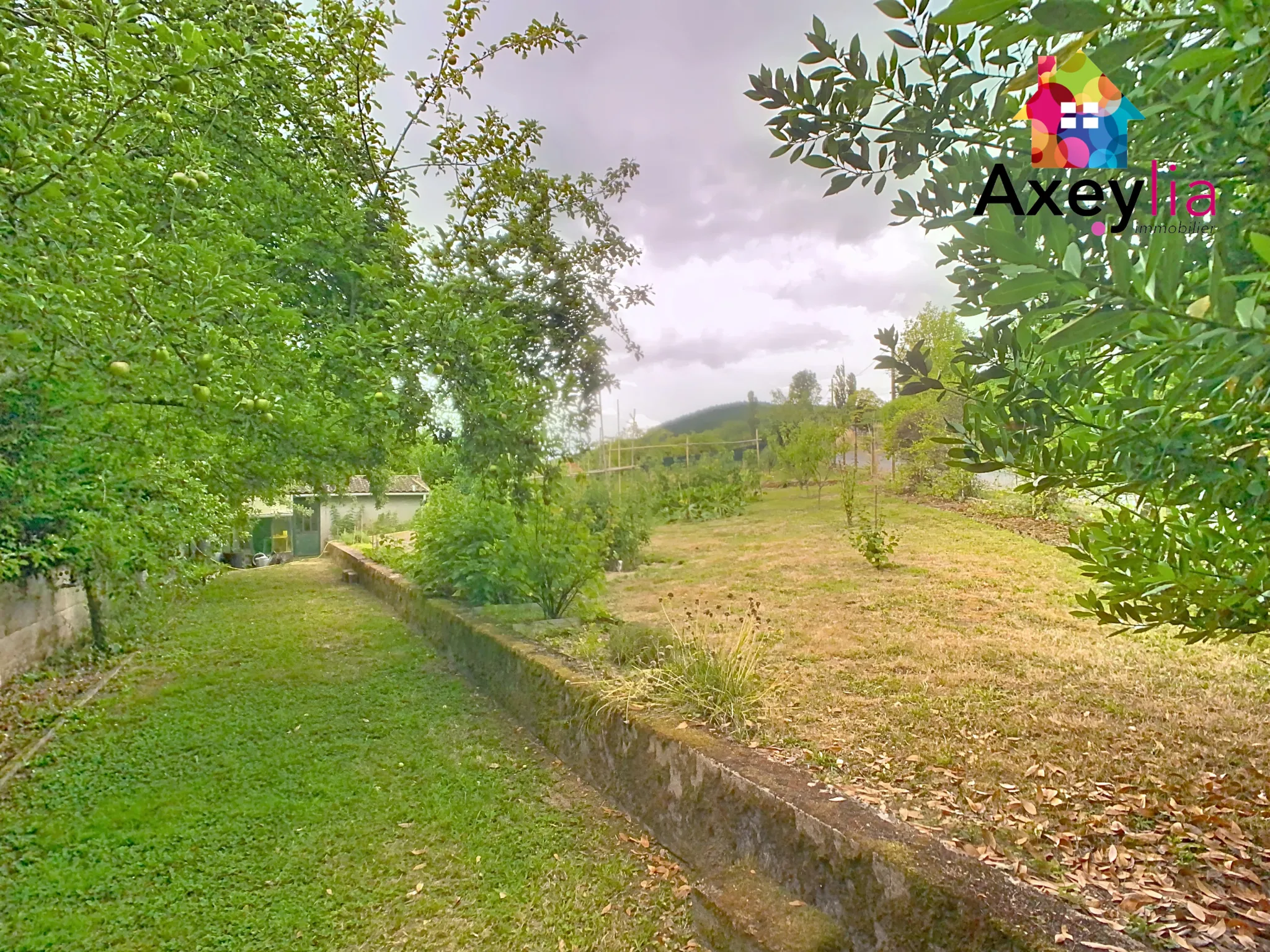 Maison ancienne en pierres avec piscine et grand jardin à Saint-Bonnet-des-Quarts 