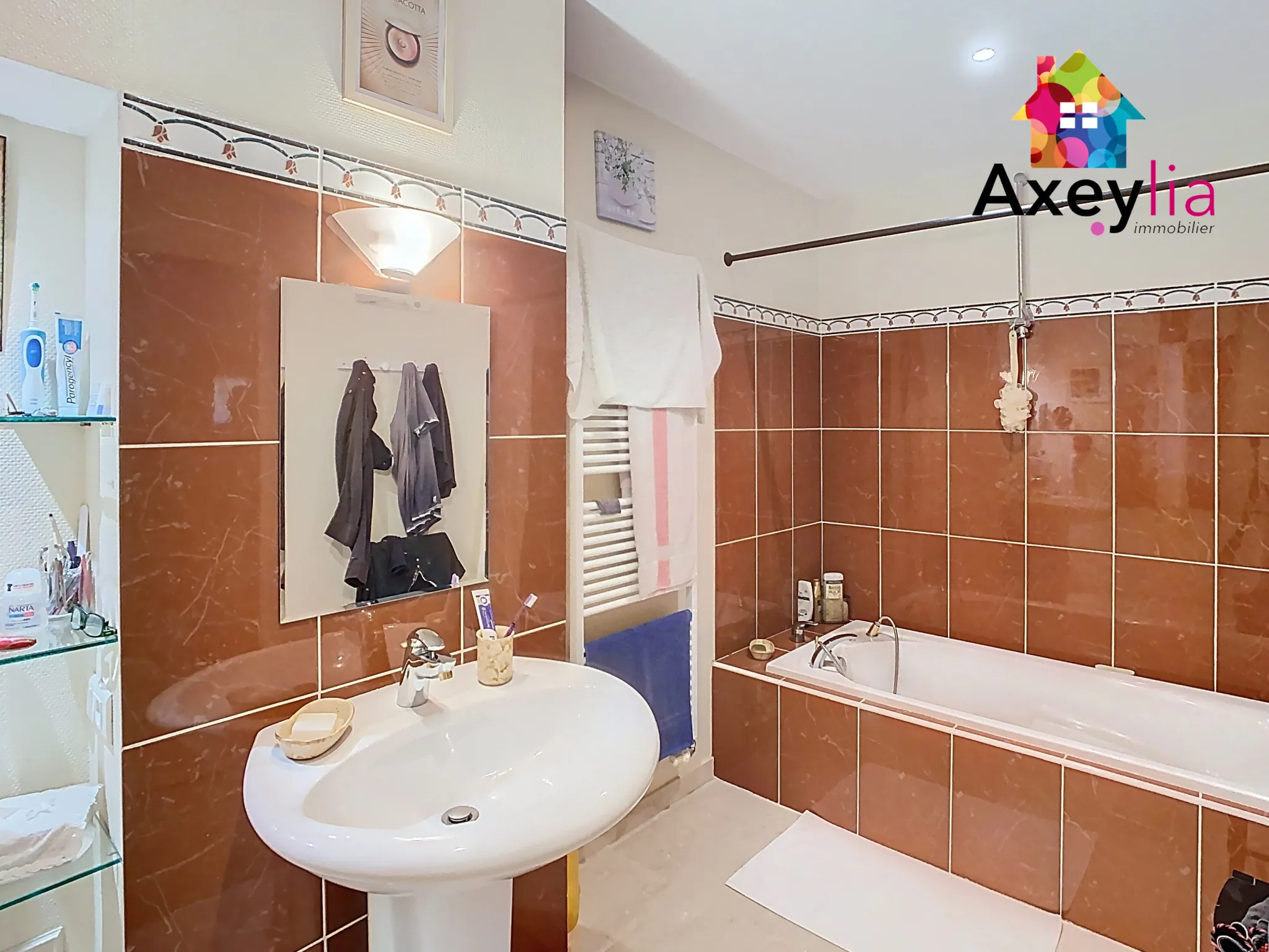 Maison ancienne en pierres avec piscine et grand jardin à Saint-Bonnet-des-Quarts 