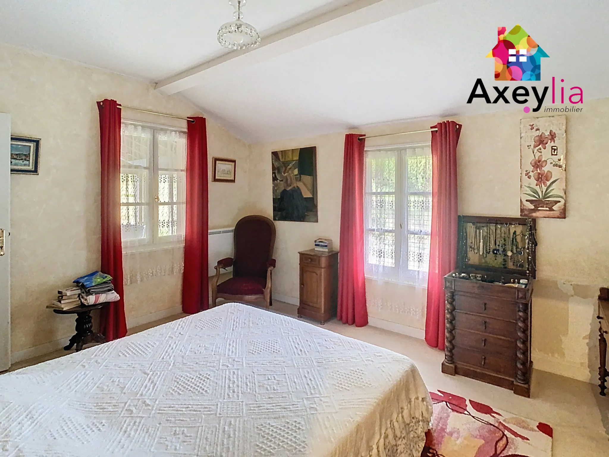 Maison ancienne en pierres avec piscine et grand jardin à Saint-Bonnet-des-Quarts 