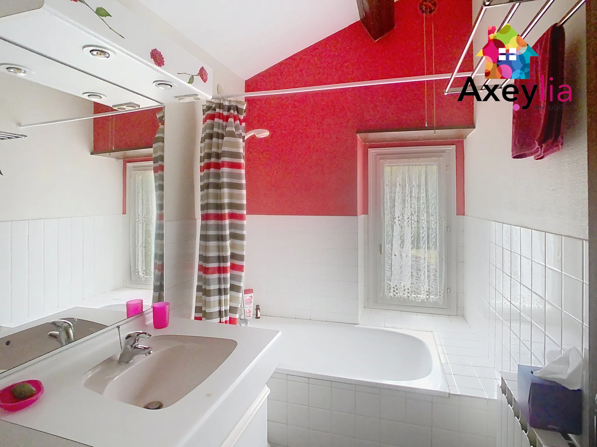 Maison ancienne en pierres avec piscine et grand jardin à Saint-Bonnet-des-Quarts 