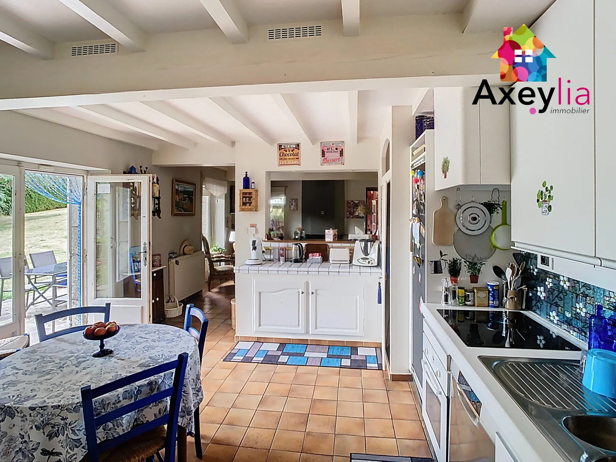 Maison ancienne en pierres avec piscine et grand jardin à Saint-Bonnet-des-Quarts 