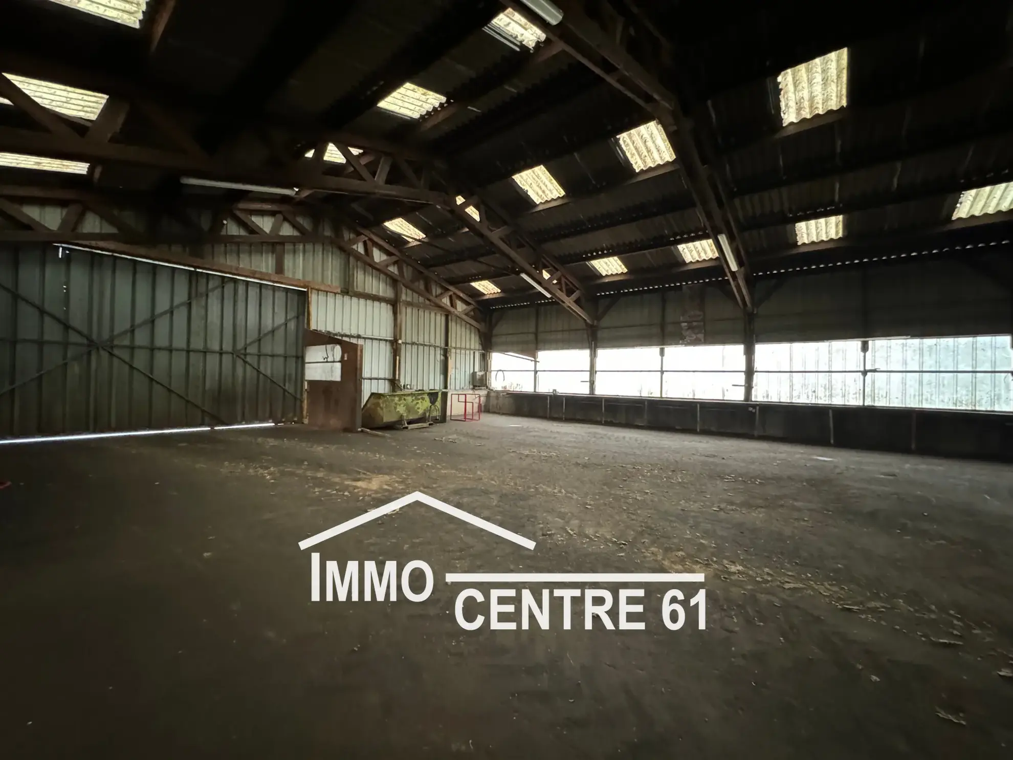 Ensemble immobilier de 1300m² à La Ferté Macé – Bureaux, ateliers et stockage 