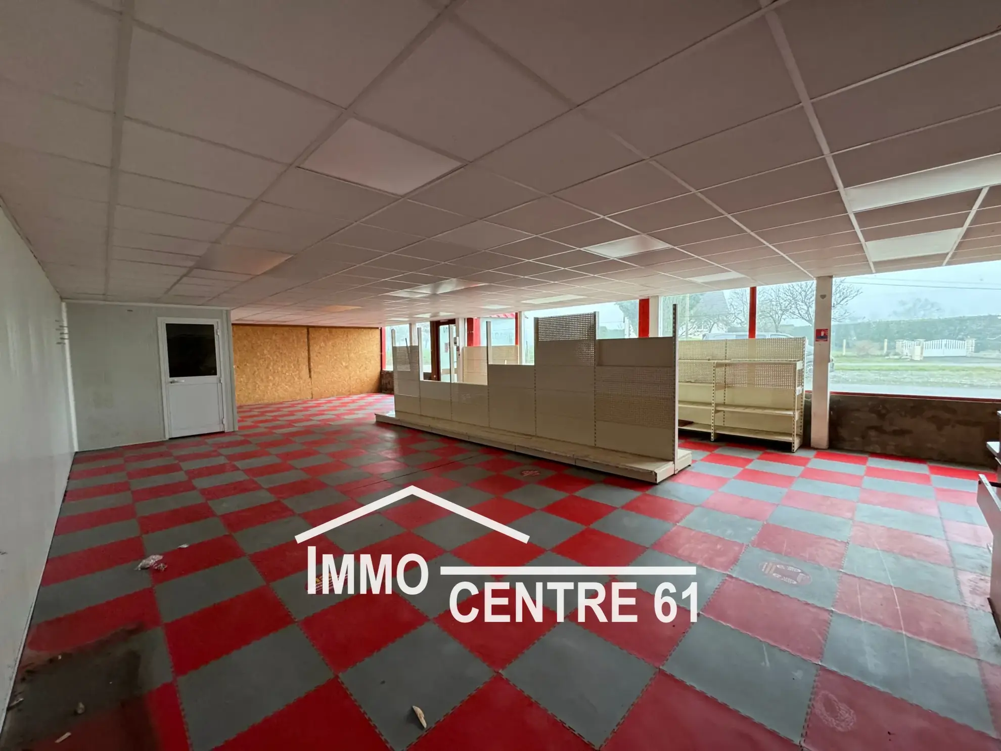 Ensemble immobilier de 1300m² à La Ferté Macé – Bureaux, ateliers et stockage 