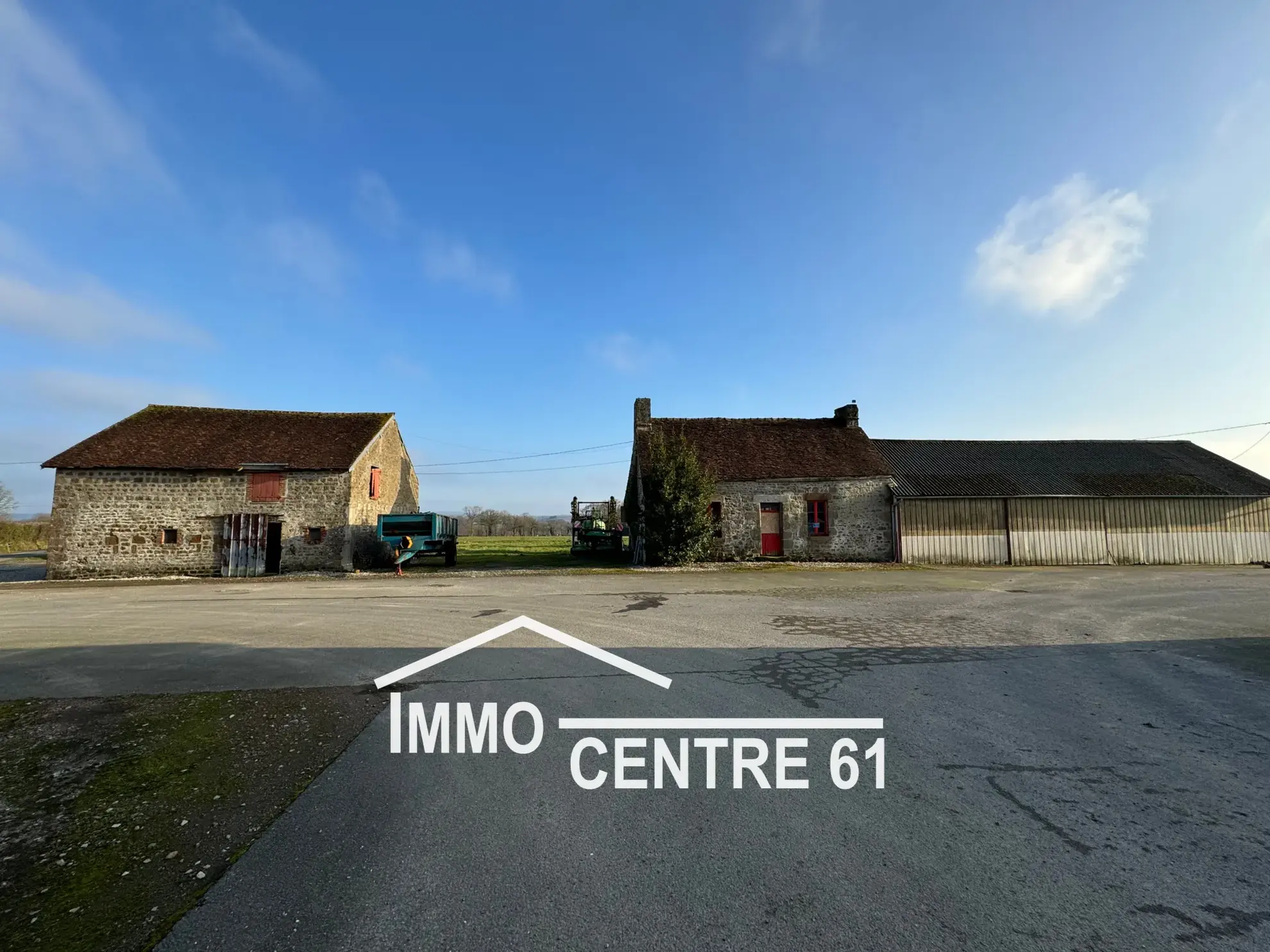 Ensemble immobilier de 1300m² à La Ferté Macé – Bureaux, ateliers et stockage 