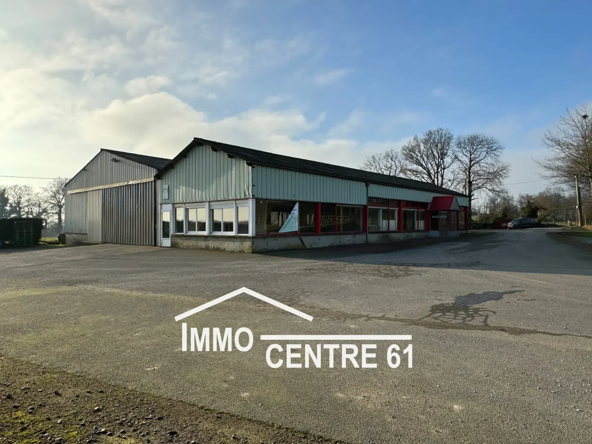 Ensemble immobilier de 1300m² à La Ferté Macé – Bureaux, ateliers et stockage 