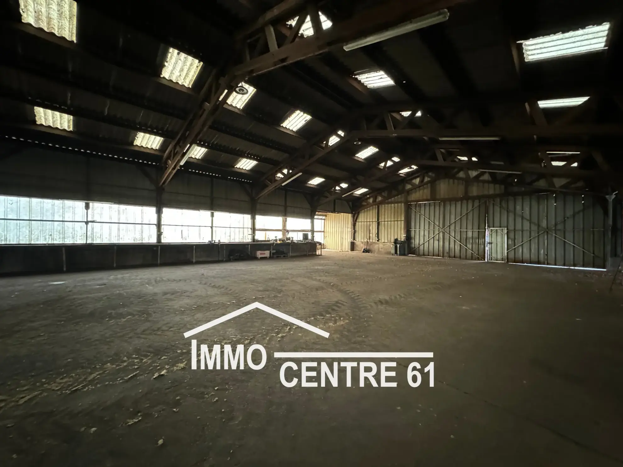 Ensemble immobilier de 1300m² à La Ferté Macé – Bureaux, ateliers et stockage 