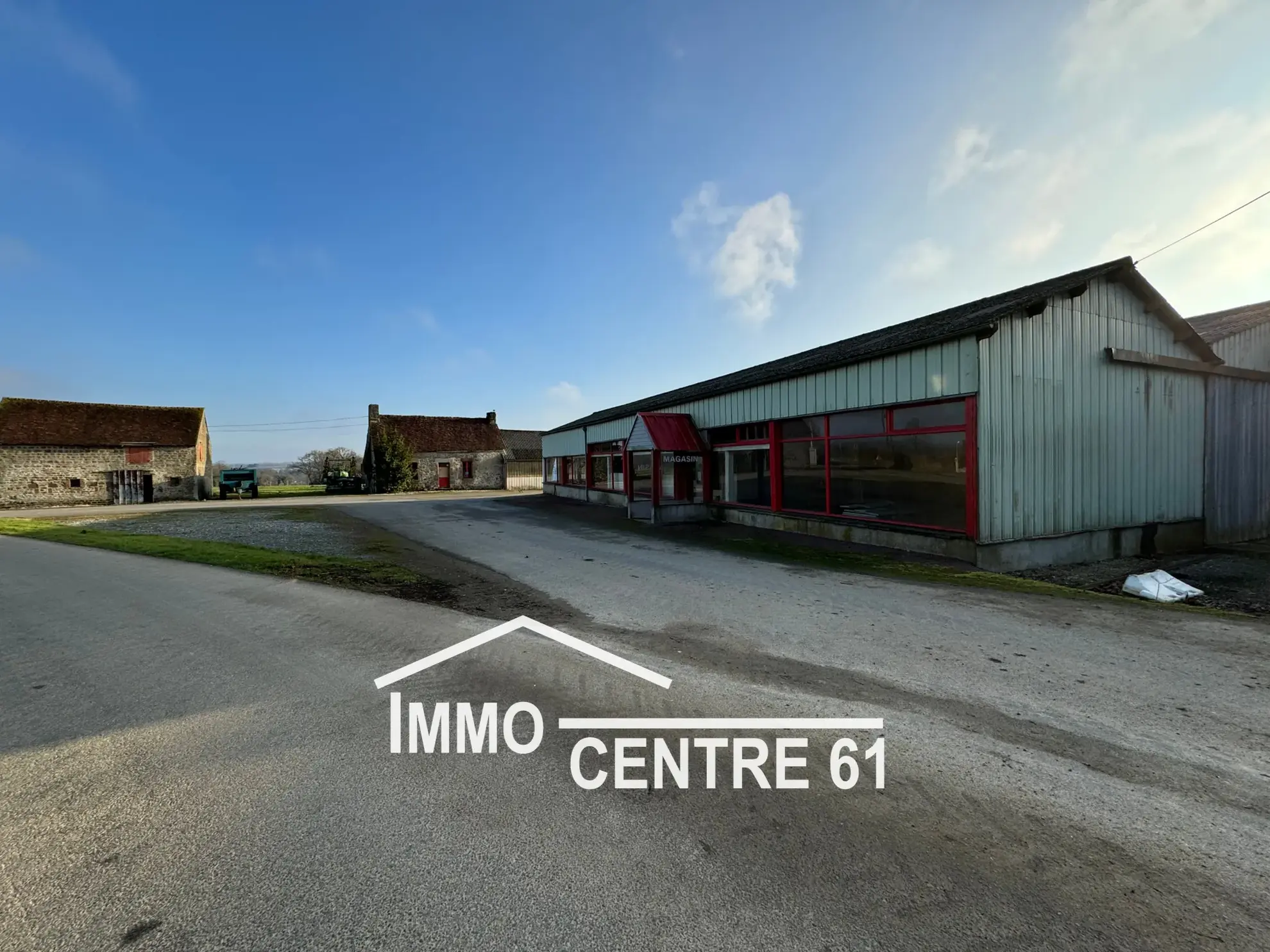 Ensemble immobilier de 1300m² à La Ferté Macé – Bureaux, ateliers et stockage 
