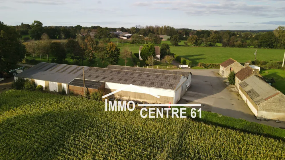 Ensemble immobilier de 1300m² à La Ferté Macé – Bureaux, ateliers et stockage