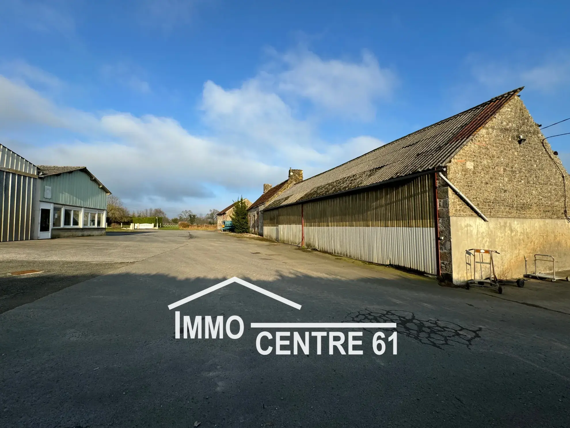 Ensemble immobilier de 1300m² à La Ferté Macé – Bureaux, ateliers et stockage 