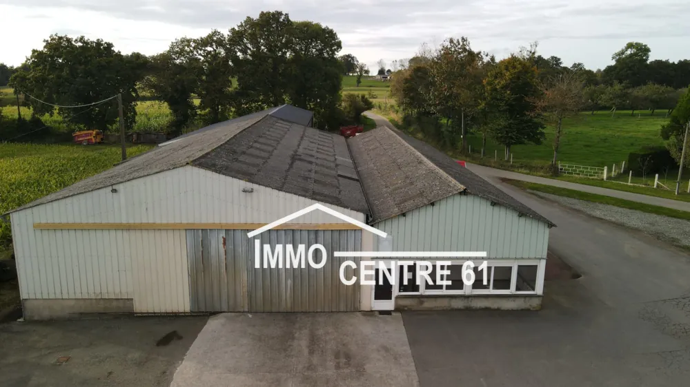 Ensemble immobilier de 1300m² à La Ferté Macé – Bureaux, ateliers et stockage 