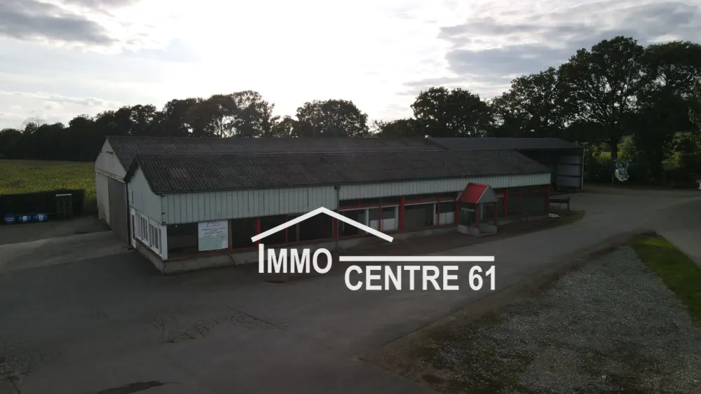 Ensemble immobilier de 1300m² à La Ferté Macé – Bureaux, ateliers et stockage 