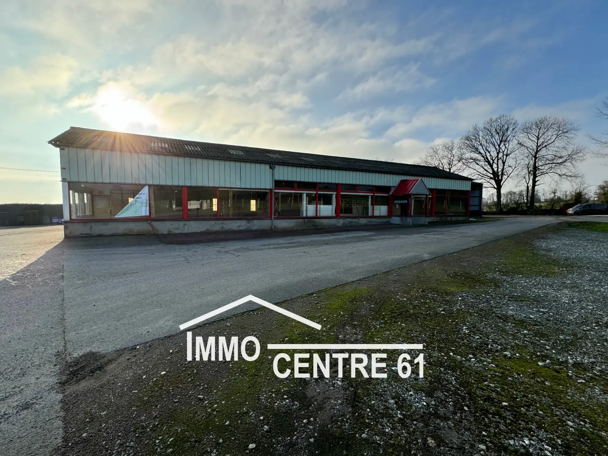 Ensemble immobilier de 1300m² à La Ferté Macé – Bureaux, ateliers et stockage 