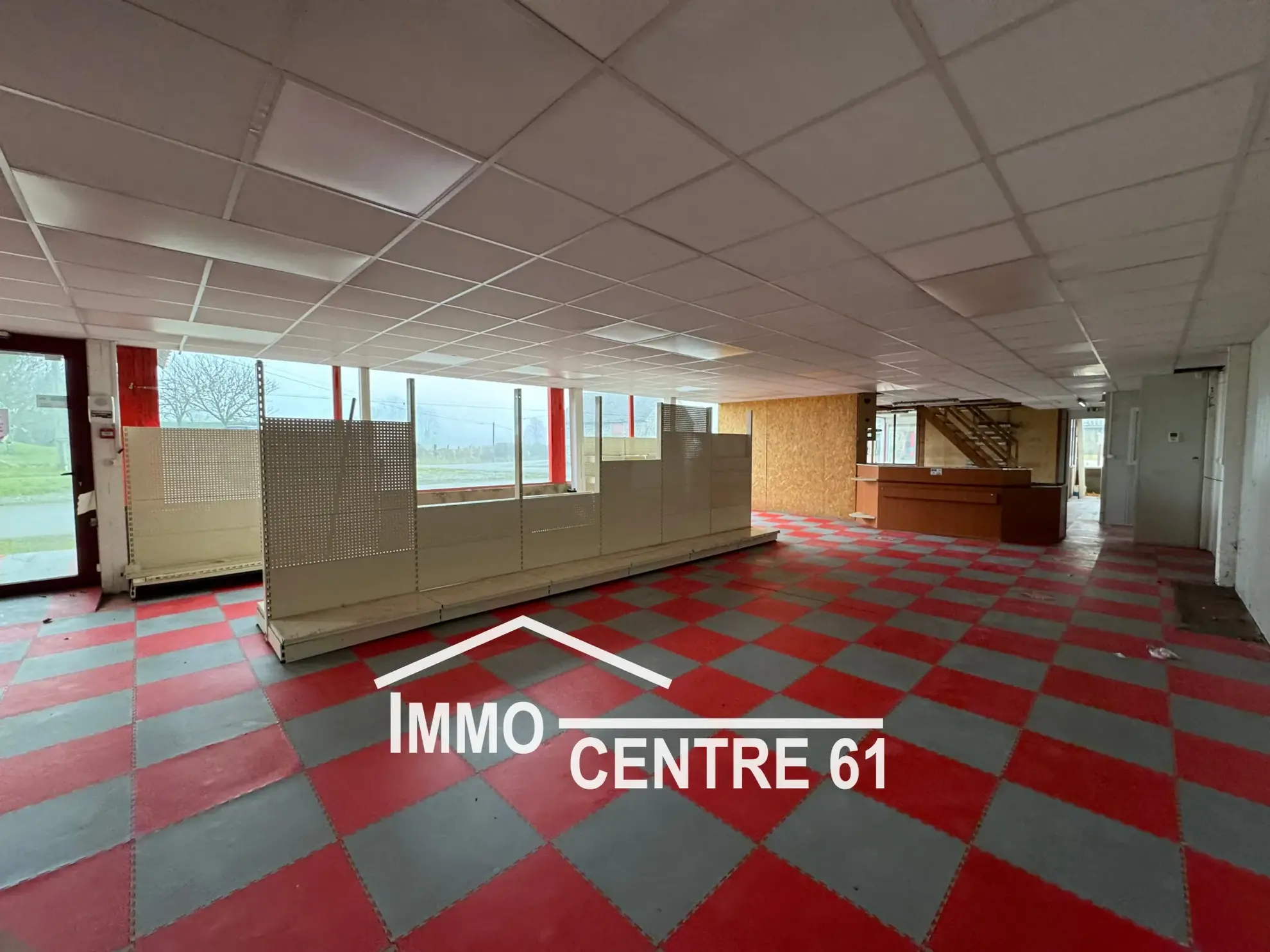 Ensemble immobilier de 1300m² à La Ferté Macé – Bureaux, ateliers et stockage 