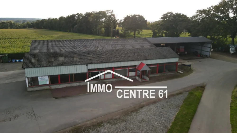 Ensemble immobilier de 1300m² à La Ferté Macé – Bureaux, ateliers et stockage 