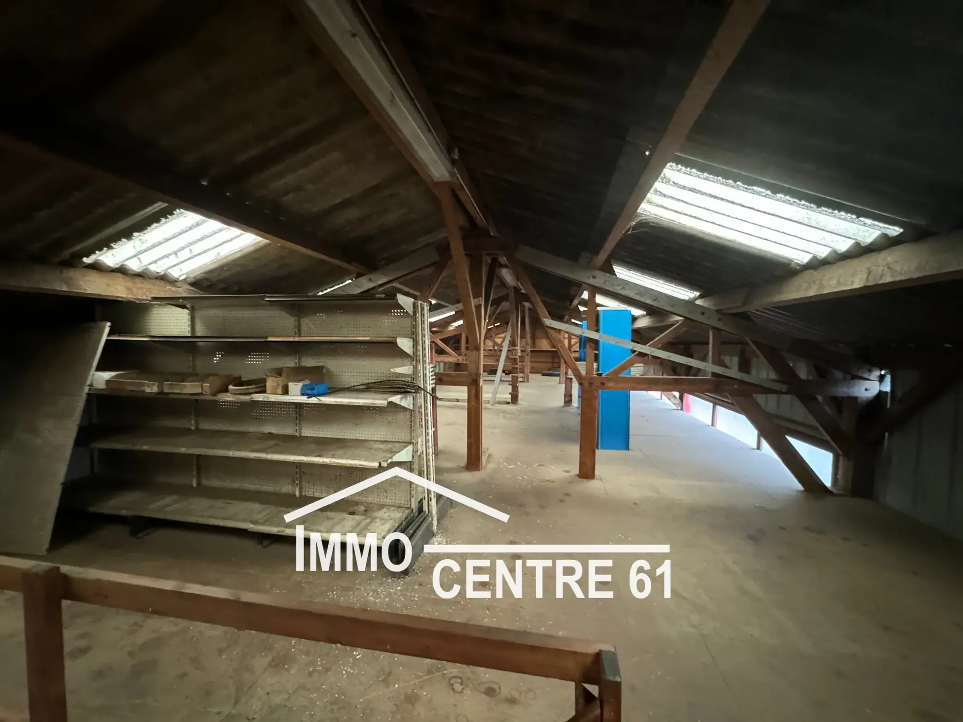 Ensemble immobilier de 1300m² à La Ferté Macé – Bureaux, ateliers et stockage 