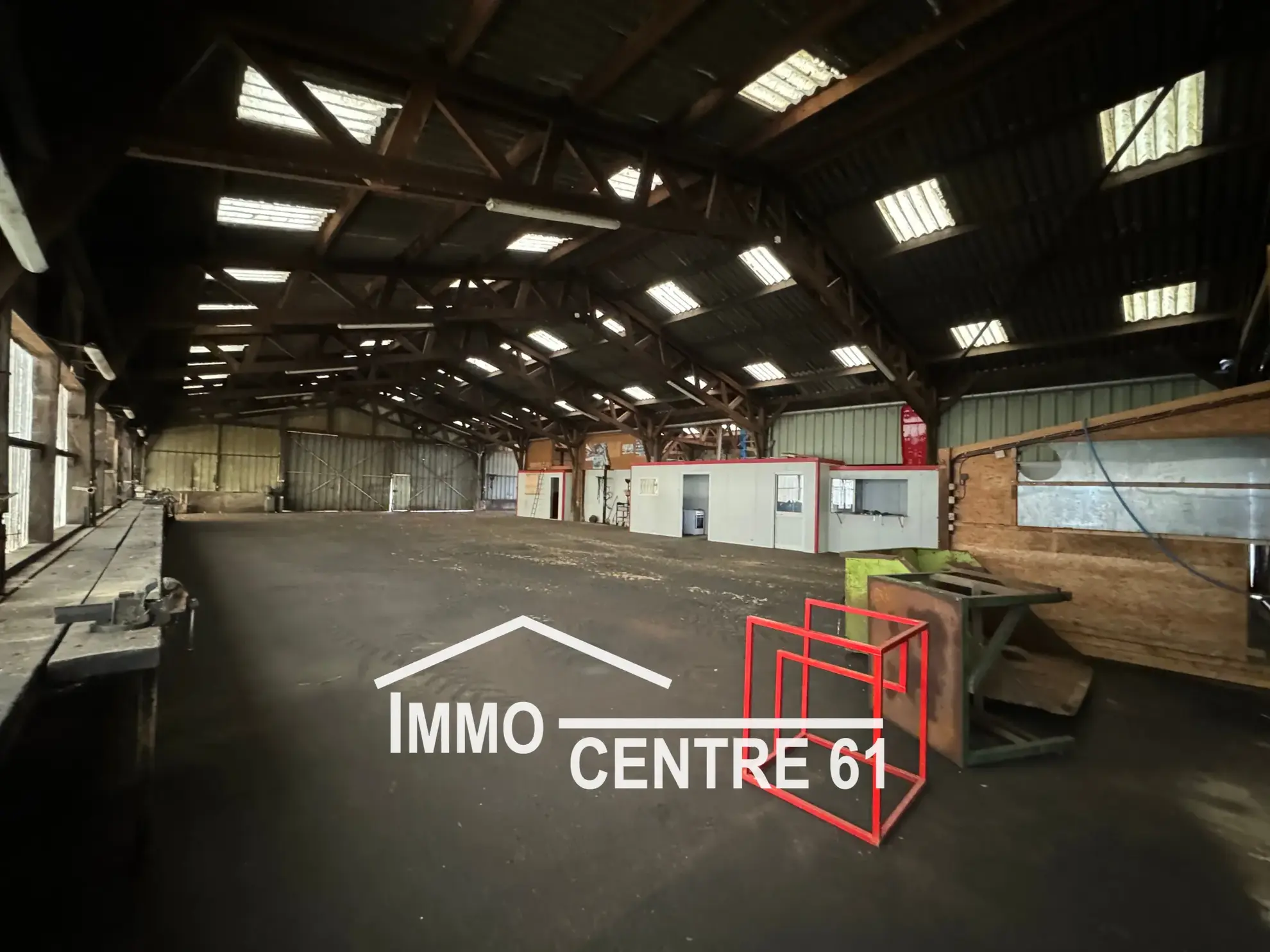 Ensemble immobilier de 1300m² à La Ferté Macé – Bureaux, ateliers et stockage 