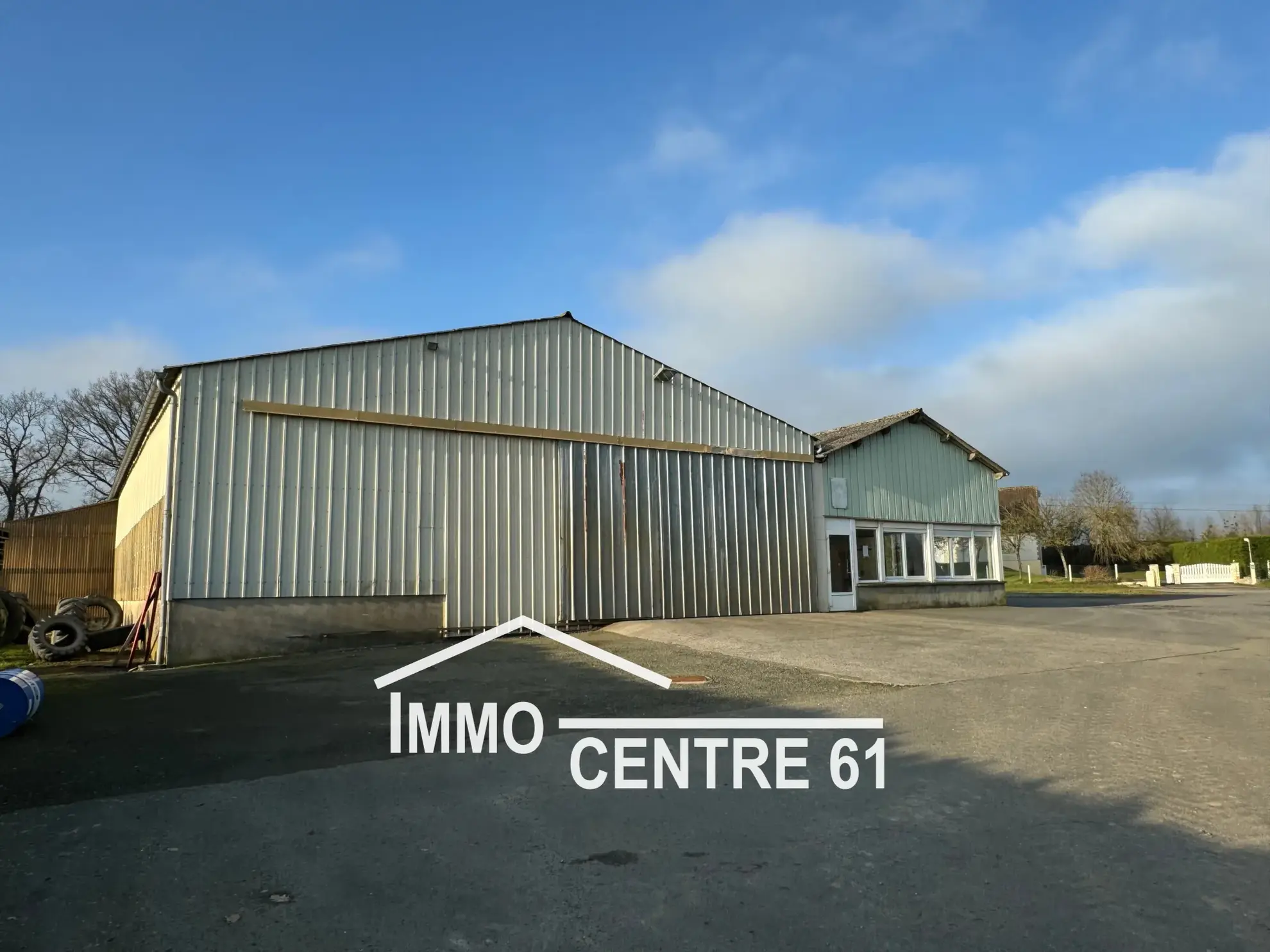 Ensemble immobilier de 1300m² à La Ferté Macé – Bureaux, ateliers et stockage 