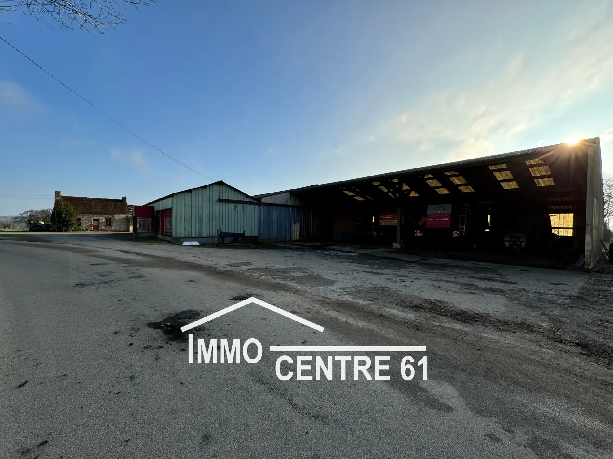 Ensemble immobilier de 1300m² à La Ferté Macé – Bureaux, ateliers et stockage 