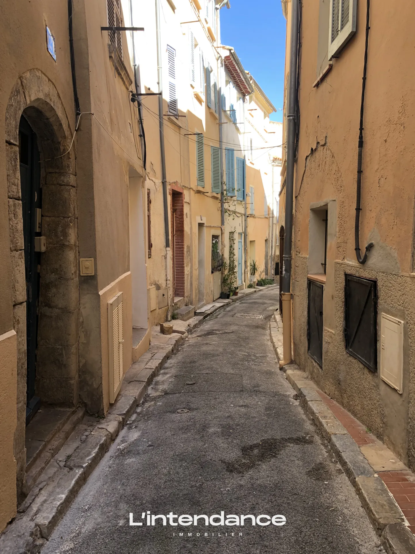 Immeuble à vendre dans le centre historique de Hyères, idéal pour investissement locatif 