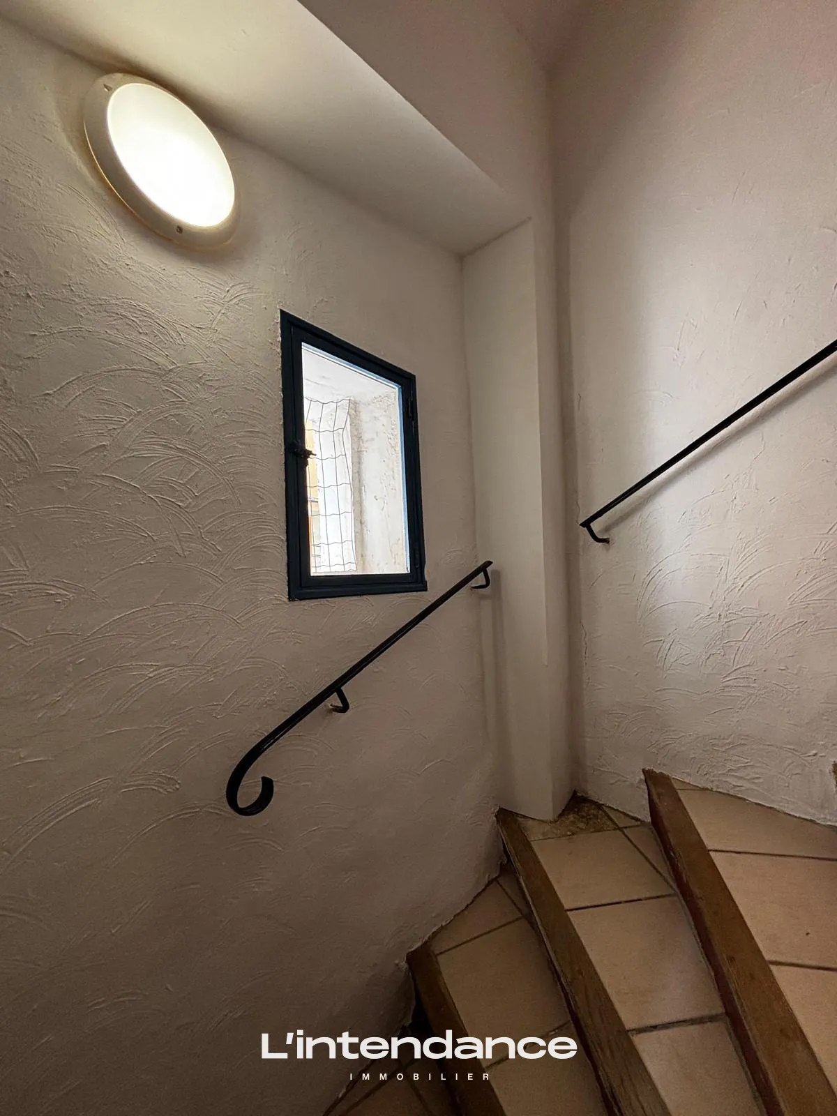 Immeuble à vendre dans le centre historique de Hyères, idéal pour investissement locatif 